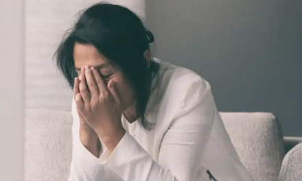 絕經後：女性抑鬱症高發時段